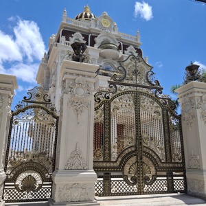 Puerta de Hierro de Estilo Francés Moderno con Acabado en Cobre Negro, Bronce y Estaño, con Servicio de Soporte - Product Image 1