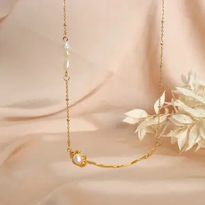 JoyEver laiton texture rose fleur collier en acier inoxydable élégant collier de chaîne de perles d'eau douce pour les femmes