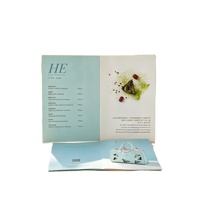 Impression de livrets promotionnels personnalisés pour hôtels de luxe sur papier couché 300 g/m² avec estampage à chaud doré et couverture souple à reliure parfaite