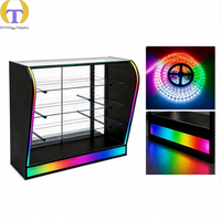Comptoir d'affichage LED noir sur mesure, design arrondi, bandes lumineuses verticales, robuste, écologique, pour la présentation de produits haut de gamme