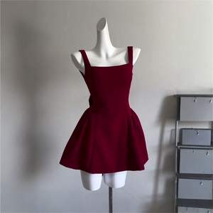 Robe de soirée mi-longue en mousseline de soie respirante et à séchage rapide, style rétro français, rouge, avec col halter, dos nu et taille cintrée, coupe trapèze - Product Image 1