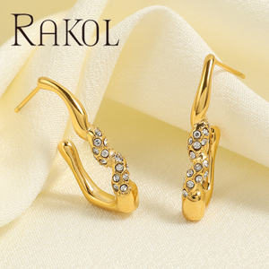 RAKOL EH8358 2024 Pendientes irregulares trenzados a prueba de agua Hipoalergénico Exquisitos Pendientes chapados en oro, adecuados para mujeres - Product Image 1