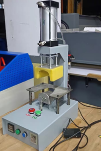 Machine de moulage pneumatique pour embouts de chaussures de type mini, machine de formage pneumatique pour empeignes de chaussures de sport, machine de fabrication de talons et de semelles arrière - Product Image 3