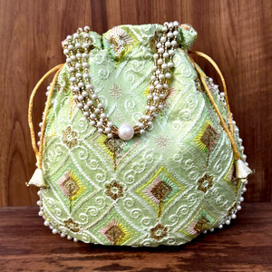 Bolso de mano de seda de mujer india tradicional única regalo de regreso de boda Potli Diwali cordón para Haldi Mehndi favores de fiesta - Product Image 1