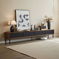 Ensemble meuble TV et table basse minimalistes modernes, pieds hauts, en noyer massif noir, style nordique luxueux, sur pieds.