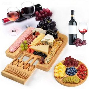 Juego de tabla de quesos de bambú con cuchillo y plato para frutas, apto para lavar en lavavajillas, para servir y cortar - Product Image 1