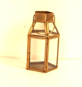 Farol Decorativo Hecho con Latón y Espejo/Vidrio Utilizado para Decoración del Hogar, Exhibición y Almacenamiento Proveedor de la India - Product Image 1