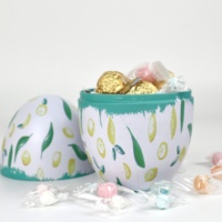 Oeufs de Pâques Récipient en métal Boîte en forme d'oeuf ovale avec conception de boule pour bonbons alimentaires Cadeaux artisanaux au chocolat Emballage promotionnel