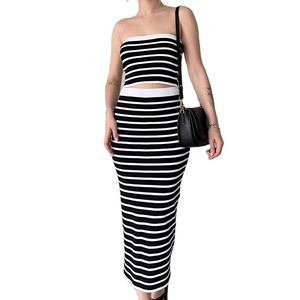 <span class=keywords><strong>Abito</strong></span> da donna senza maniche <span class=keywords><strong>in</strong></span> <span class=keywords><strong>maglia</strong></span> a righe con <span class=keywords><strong>spalle</strong></span> <span class=keywords><strong>scoperte</strong></span> <span class=keywords><strong>abito</strong></span> lungo <span class=keywords><strong>in</strong></span> <span class=keywords><strong>maglia</strong></span> da donna - Product Image 1