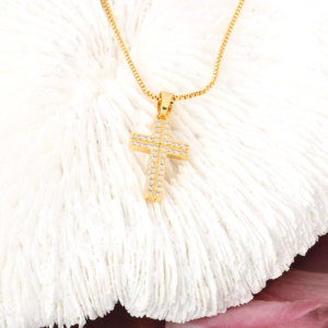 Elegante Collar de Acero con Incrustaciones de Oro para Mujer, Diseño Cruzado, Ajuste Universal - Product Image 4