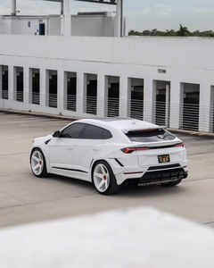 Kit carrosserie en fibre de carbone NT-Style pour Lamborghini URUS, état neuf, comprenant un diffuseur avant, un spoiler et un kit widebody pour l'amélioration esthétique. - Product Image 3