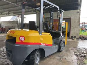 Montacargas Diésel TCM 30 con Mástil de Tres Etapas, Neumáticos Neumáticos, Operación con Asiento, Usado para Pisos Interiores - Product Image 2