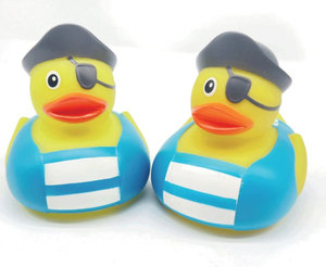 Özelleştirilmiş Çocuk Su Oyuncağı Vinil Kauçuk Gıcırtılı Tek Gözlü Korsan Ördek Bebekler İçin Banyo Oyuncağı - Product Image 1