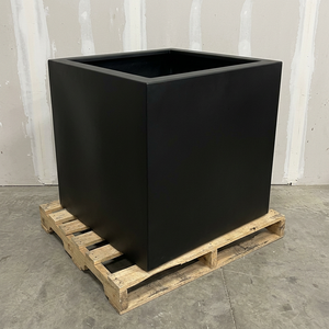 Jardinière carrée moderne en fibre de verre de 24 pouces, noire, écologique, style hôtelier américain, capacité personnalisée, pot de fleurs Gnee - Product Image 1