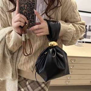 Mini bolso con asa superior y hebilla de metal - Product Image 4