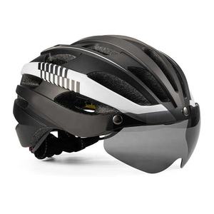 Casco de montar barato al por mayor casco de bicicleta moldeado integrado con espejo de viento magnético ligero con luz trasera de carga USB - Product Image 3