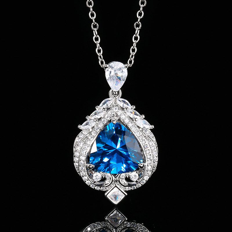 Pendentif cristal pointu bleu avec chaîne croix