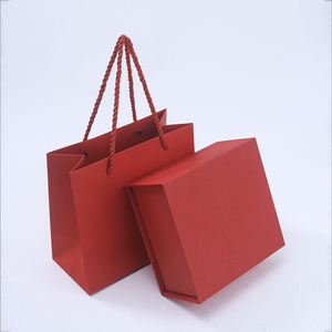 Juego de Embalaje Minorista Coordinado Personalizado, Caja de Regalo Magnética con Tapa Abatible Estilo Libro Rojo para Festivales, con Bolsa de Papel con Asa de Cuerda a Juego - Product Image 2