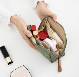 Bolsa de Almacenamiento de Cosméticos Portátil MKW6090 de 6.2 Pulgadas, para Viajes de Fin de Semana, Uso Diario, Tela de Poliéster con Inspección de Calidad - Product Image 2