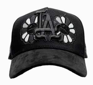 Disponibile all'ingrosso Cappello trucker in camoscio a 5 pannelli con visiera larga, con strass e logo in metallo X Corridos Tumbados X Ct - Product Image 6
