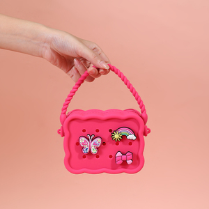 Bolso cruzado de silicona color <span class=keywords><strong>fucsia</strong></span> con diseño de mariposa, orificios para dijes DIY, correa ajustable y asa para adornos. - Product Image 5