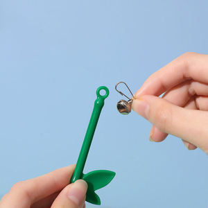 Jouets pour animaux de compagnie : Bâton de chatouilleur pour chat en silicone écologique avec plume et clochette, jouet interactif pour stimuler le mouvement du chat - Product Image 6