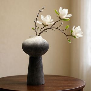 Jarrón de Cerámica con Degradado Artístico en Blanco y Negro, Textura de Arena Gruesa, Portaflores Único e Irregular para Flores Secas, Decoración de Mesa para el Hogar - Product Image 3