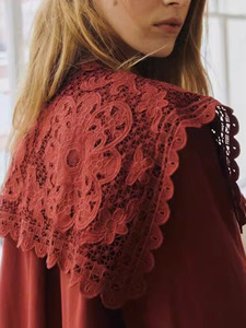 Blusa de Mujer Vintage con Cuello de Muñeca con Volantes de Encaje, Bordado Intenso y Botones, Manga Larga - Product Image 3