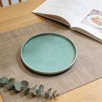 Service de table en grès artisanal de 16 pièces, style européen, avec glaçure réactive turquoise et texture martelée rustique, comprenant assiettes, bols et tasses, compatible micro-ondes