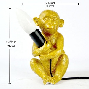 Lampe de chevet créative en résine sur mesure LongHuiJing, singe assis tenant une lampe, pour chambre d'enfant - Product Image 6
