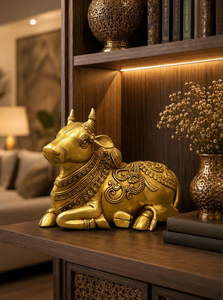 Estatua de Toro Nandi de Latón Hecha a Mano, Escultura de Vaca Sagrada Reclinada, Diseño Intrincado Tradicional Grabado, Acabado Dorado, Hindú - Product Image 3