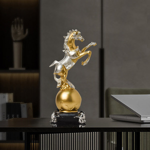 Statuetta di piccolo cavallo in resina transfrontaliera eco-compatibile con scultura in piedi creativa fatta a mano sala ingresso TV - Product Image 2