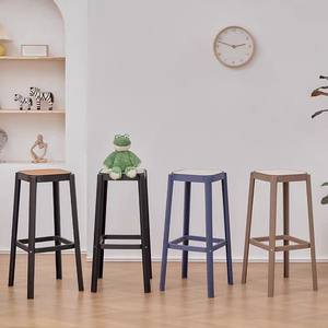 Taburete de bar con estructura de plástico, diseño duradero para uso en el comedor. - Product Image 3