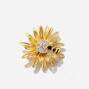 Nouveau Design Rose Opéra Cape Broche Goutte À Goutte Huile Douce <span class=keywords><strong>Marguerite</strong></span> Broches Fleur Jaune Abeille Poitrine pour Femmes - Product Image 1