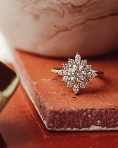 Anillo de Compromiso con Diamante Cultivado en Laboratorio de Corte Brillante de 1.50 Ct, Piedras Laterales Marquise, Chapado en Rodio, Oro Sólido, Halo Oculto en Forma de Estrella - Product Image 3