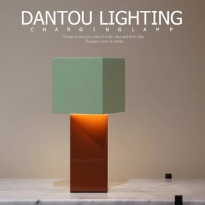 Lampe de bureau LED à commande tactile Dantou Lighting T912, alimentée par batterie, à intensité variable, design géométrique - Product Image 1