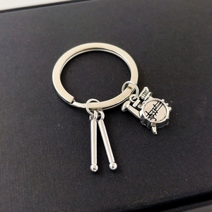 Vente en gros de porte-clés « J'aime la musique » : mini batterie, guitare, microphone, pendentif pour les amateurs de musique - Product Image 5