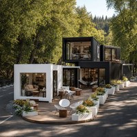 Maison mobile en acier à deux étages avec terrasse sur le toit, escalier extérieur et larges fenêtres en verre
