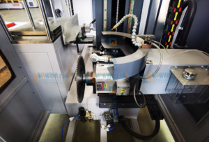 Vente directe d'usine, machine de fraisage automatique à trois axes à commande PLC pour le traitement des fenêtres et des portes en aluminium - Product Image 4