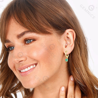 Boucles d'oreilles créoles en argent sterling plaqué or Gemnel avec pendentif en forme de pyramide de jade vert.