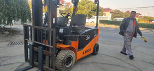Montacargas Eléctrico Contrapesado Hangzhou J30 de Excelente Rendimiento, Capacidad de Carga de 3000 kg, Tracción 4x4, Bajo Precio, Usado, Modelo 2024 - Product Image 3