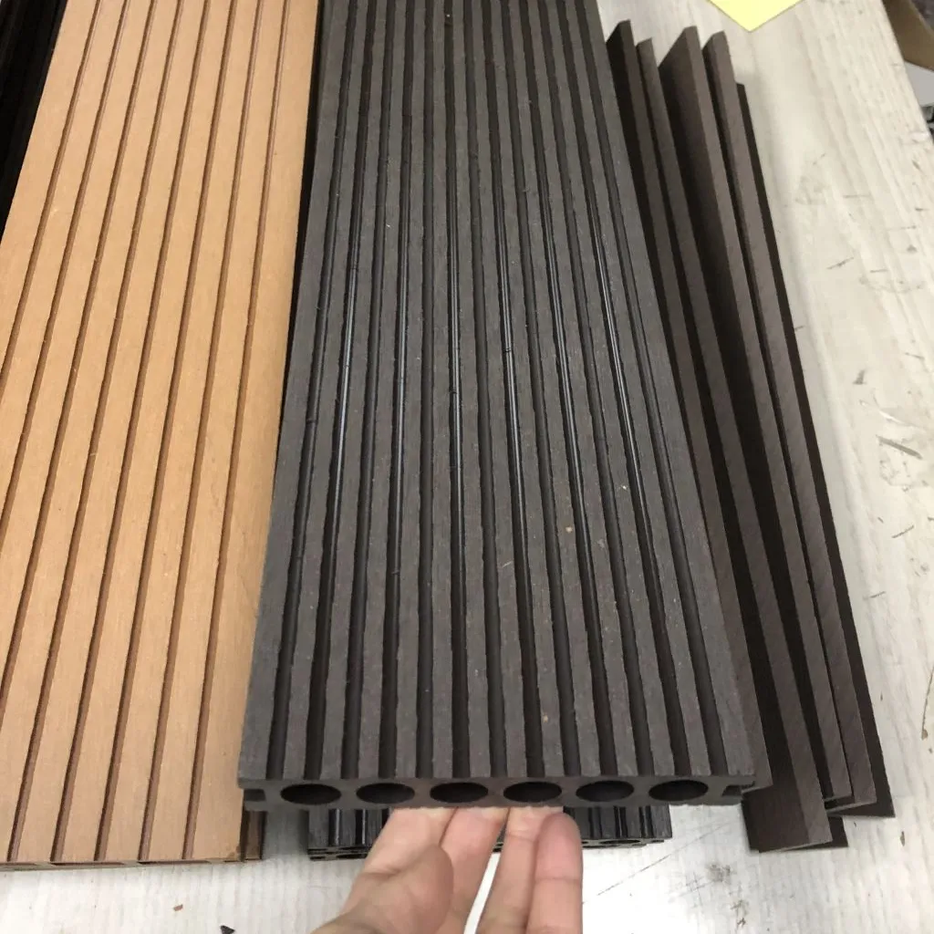 กลางแจ้งไม้ชั้น3D ลายนูน Wpc คอมโพสิต Decking Wpc Decking กระเบื้อง