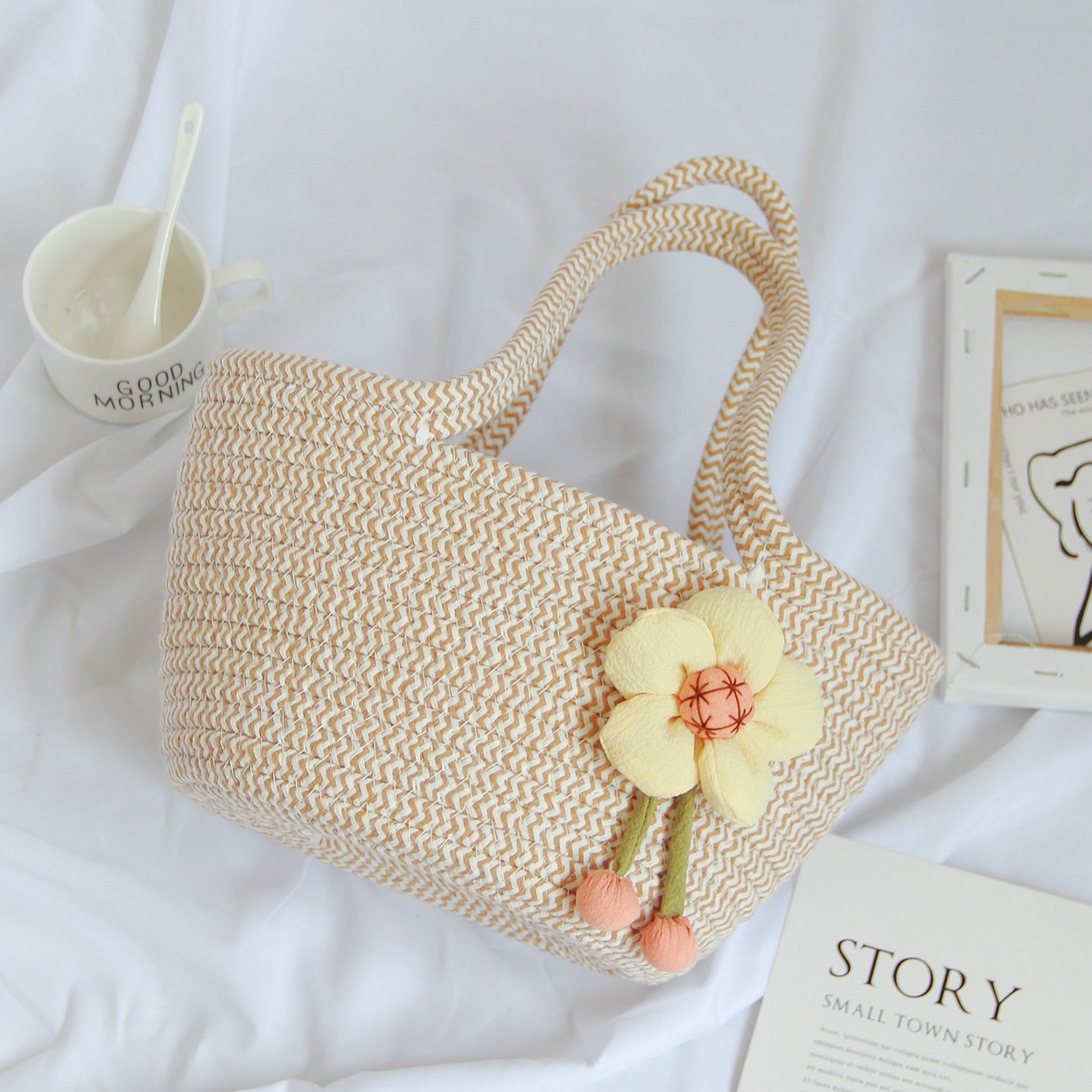 Borsa a mano color kaki con motivo floreale.