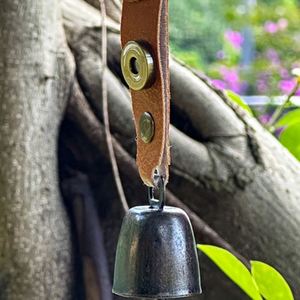 Campana de metal para camping con hebilla integrada de cuero PU, campana para ovejas y osos con función de reducción de ruido para hombres y mujeres - Product Image 5
