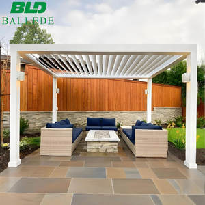 Sistema di Pergola con Tetto in Alluminio Motorizzato e Persiane Orientabili per Giardino con Illuminazione LED - Product Image 1