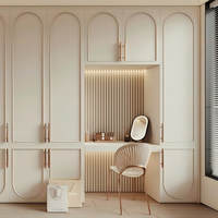 Armoire sur mesure avec supports spéciaux pour foulards, ceintures, cravates et chapeaux pour chambre principale, organisation systématique des accessoires