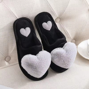 Pantuflas de invierno de felpa con diseño de corazón para mujer y niña, de PU, con diseño de conejo, logotipo personalizado, cálidas y peludas para el hogar. - Product Image 3