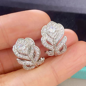 Boucles d'oreilles en or blanc E4704 avec diamants ronds taille brillant, bijoux de luxe pour femmes, couleur D naturelle - Product Image 3