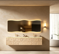 Ensemble de meubles de salle de bain en marbre français de luxe, comprenant un comptoir en marbre naturel et une vasque avec miroir.