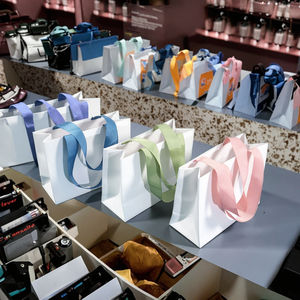 Sacs en papier personnalisés avec logo écologique réutilisables pour cosmétiques et accessoires de beauté, pinces à cheveux, avec ruban enduit UV - Product Image 2